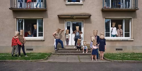 Ces gens qui vivent trop pr\u00e8s de moi - Collectif Grand Maximum