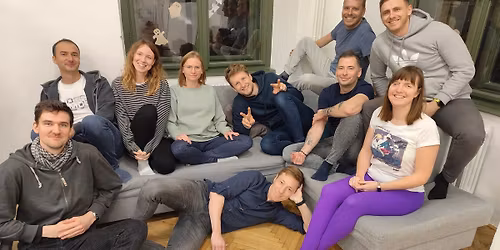 Pot\u0159et\u00ed na sc\u00e9n\u011b: Vystoupen\u00ed \u00fa\u010dastn\u00edk\u016f pravideln\u00e9ho kurzu improvizace