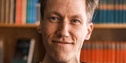 Jeg er s\u00e5dan en, der har brug for at tr\u00e6kke mig v. Christian Hjortkj\u00e6r