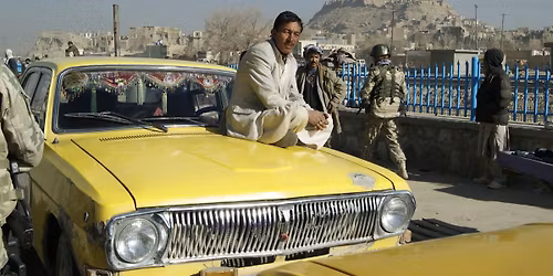 Afganistan: kobieta, wojna i \u017c\u00f3\u0142te, ameryka\u0144skie autobusy