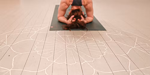 F\u00d6RDJUPNINGSKURS - Ett djupdyk i yogans filosofi under ett \u00e5r