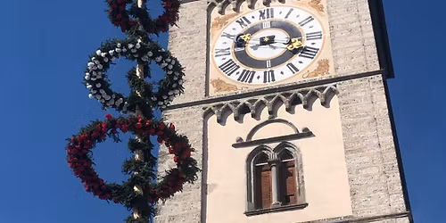 Maibaum aufstellen am Hauptplatz Enns