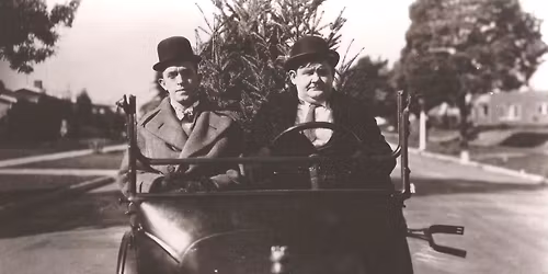 G\u00f8g og Gokke Galla - med klaverledsagelse af pianist Lars Fjeldmose.