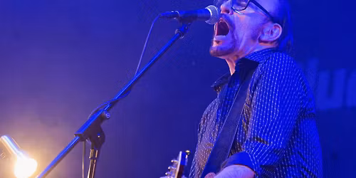 Kapela Phil Shoenfelt & Southern Cross vystoup\u00ed na p\u00f3diu na lodi Kamina.