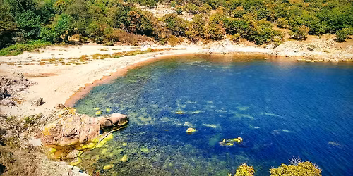 \u0414\u0436\u0443\u043b\u0430\u0439, \u043a\u044a\u0434\u0435\u0442\u043e \u0421\u0442\u0440\u0430\u043d\u0434\u0436\u0430 \u0446\u0435\u043b\u0443\u0432\u0430 \u043c\u043e\u0440\u0435\u0442\u043e