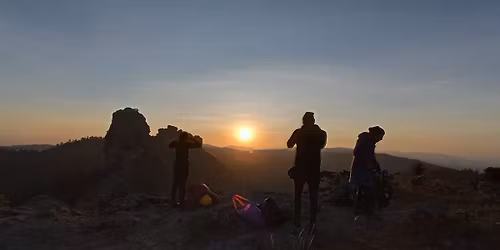 2 RUTAS DE SENDERISMO \u2795 CAMPAMENTO \u2795 AMANECER