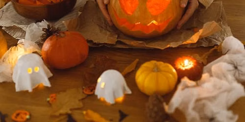 Kelta h\u00e1z takar\u00edt\u00e1s \u00e9s d\u00edsz\u00edt\u00e9s a Samhain fesztiv\u00e1lra