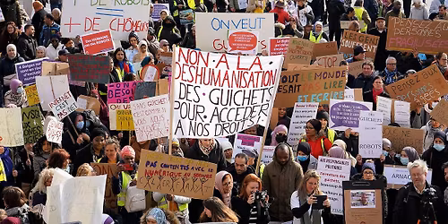 RASSEMBLEMENT \u00b7 Pour un acc\u00e8s humain aux droits !