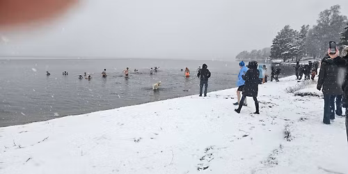 Nytt\u00e5rsbad p\u00e5 Hamresanden