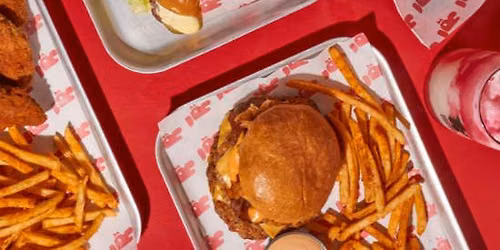 Men\u00fa Roost Chicken (ATOCHA) - Hamburguesa con patatas + bebidas y postre o caf\u00e9