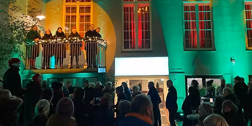 Julehygge i bagg\u00e5rden med Randers Teater Kor