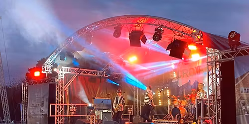 The Polaroidz playing at The Sportsmen Rest, Shenley Leisure Centre, Milton Keynes