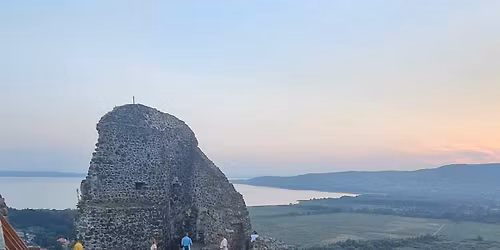 Esti v\u00e1rt\u00fara Szigligeten holdf\u00e9nyben