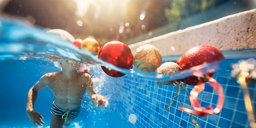 Parcours aquatique de No\u00ebl au bassin d\u2019apprentissage, pour les enfants de 3 \u00e0 8 ans (entr\u00e9e \u00e0 3,10\u20ac)
