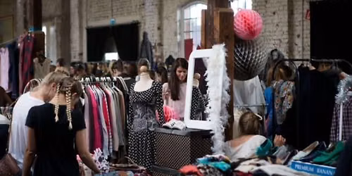 WEIBERKRAM M\u00e4delsflohmarkt in Neuss PLUS SIZE