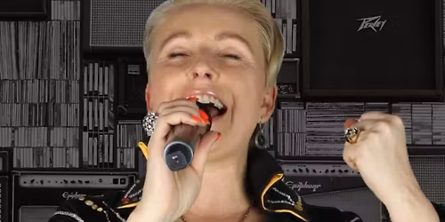 Nostalgisk Elvis Show med "Female Elvis"