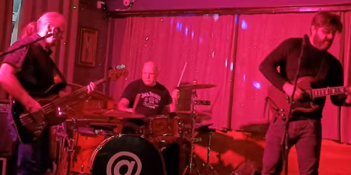 Mac3 - FREE ENTRY Bank Holiday Sunday Special in the lounge