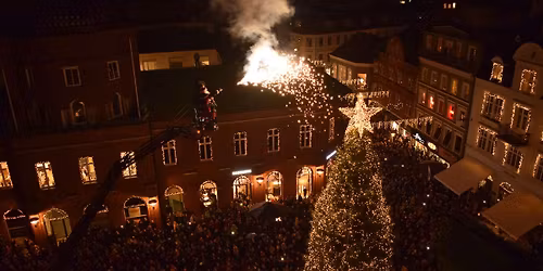 Juletr\u00e6st\u00e6nding p\u00e5 Flakhaven 2025