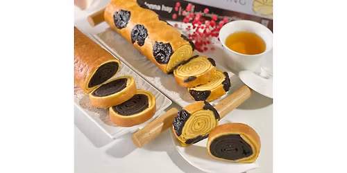 Kek Lapis Roll Making