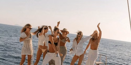 Barcelona Boat Party with 4 Drinks, DJ, and Top Club Entry - Barcelona - Entradas