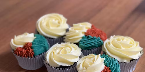 Christmas cupcake piping