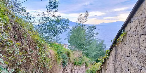 Su e gi\u00f9 per le pedamentine di Posillipo