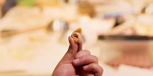 MANI IN PASTA - TORTELLINI