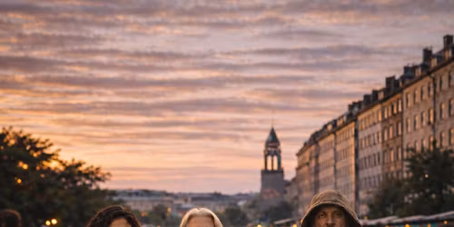 F\u00f6rkl\u00e4dd gud \u2013 Svensk k\u00f6rlyrik i sommarkv\u00e4llen