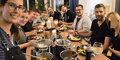 Nyolcan egy asztaln\u00e1l - slow food vacsora \u00e9s j\u00e1t\u00e9keste\n