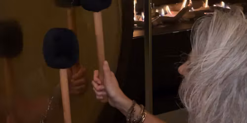 Lyd og gongbad hele natten