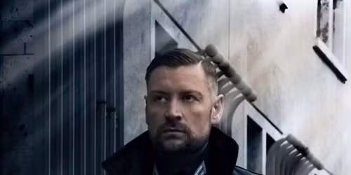 Men & Women in Uniform r\u00e9serv\u00e9 aux couples et femmes seules