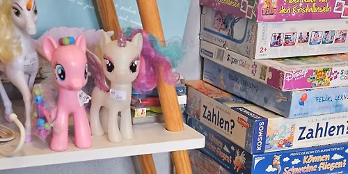 Kaufhausflohmarkt f\u00fcr Kinderkleidung und Spielzeug