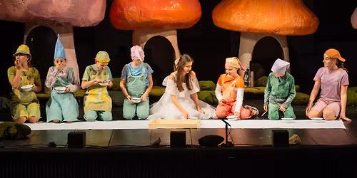 KR\u00d3LEWNA \u015aNIE\u017bKA I SIEDMIU KRASNOLUDK\u00d3W, re\u017c. Anna Bia\u0142o\u0144