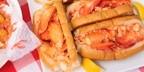 \ud83c\udf85\ud83e\udd9e Cousins Maine Lobster at Thousand Oaks \u2013 Santa\u2019s Parachuting on Moorpark Road \ud83c\udf84\u2728