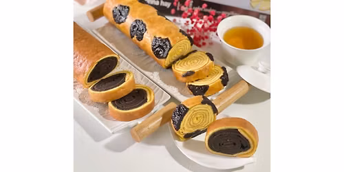 Kek Lapis Roll Making