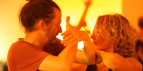 Bewegter Contact - Contact bewegt: Tagesworkshop Contact Improvisation f\u00fcr Anf\u00e4nger:innen