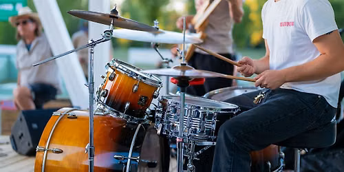 LIVE MUSIC