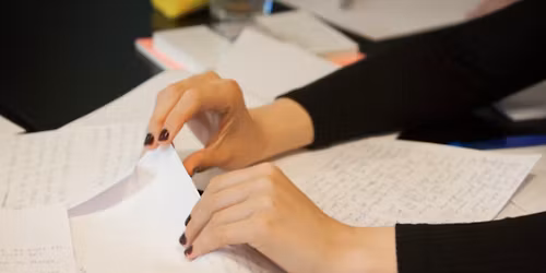 Guidet f\u00e6llesl\u00e6sning for unge hos Caf\u00e9 Blom