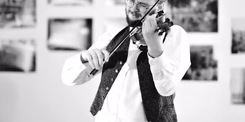 Miko\u0142aj Kostka | MISTERIUM \u015aWIAT\u0141A I CIEMNO\u015aCI | Inauguracja \u2014 Sekcja COOLTURALNY KANDELABR