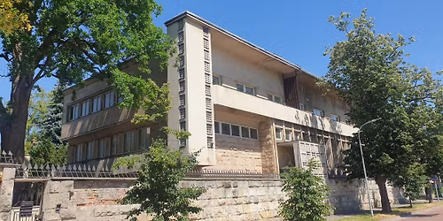 Od rezydencji rz\u0105dowych do kawalerki Gombrowicza. Z wej\u015bciem do kamienicy przy ul. Flory . 