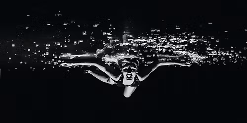 Seans teatralny W ZAWIESZENIU w re\u017c. Artiego Grabowskiego. Cykl Sztuka w S\u0142u\u017cbie Ducha I Cia\u0142a