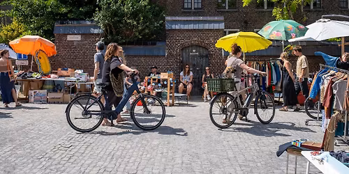 Rommelmarkt in de straatjes van het begijnhof te Sint-Amandsberg op zondag 21 juni