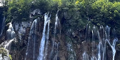 PLITVICEI \u2013 TAVAK VAR\u00c1ZSA 1 \u00c9J SZ\u00c1LL\u00c1SSAL (Z\u00e1gr\u00e1b \u00e9s Slunj)