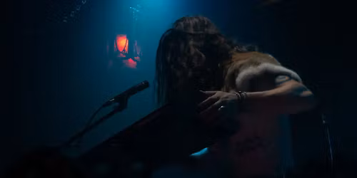 Elyvilon, Mons in Newport