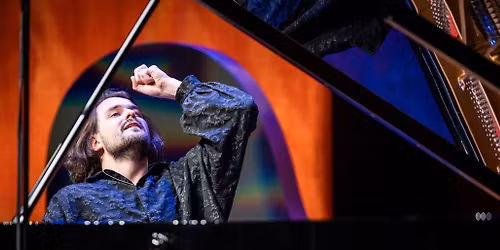 De kersverse winnaar van het Liszt Concours 2026 Alexander Kashpurin in Eindhoven muziekgebouw
