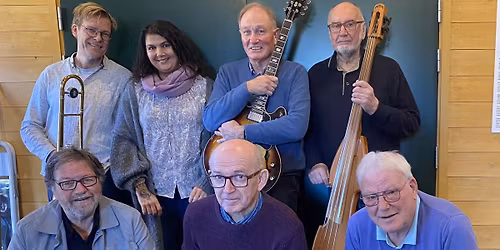 Gesellparken Traditionensemble p\u00e5 Wiese