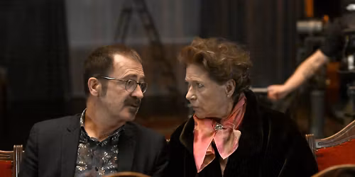 FORPREMIERE \/\/ MORS DRENGE MED BES\u00d8G AF ADRIAN HUGHES