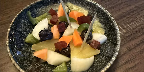 Naturwein und fermentierte Snacks