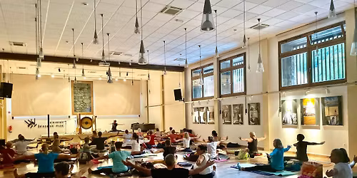 Zavestna razbremenitev z jogo in gongi