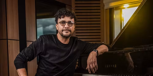 VIP LATIN NIGHTS Andr\u00e9s Cepeda CAPTIVATES ELIZABETH!